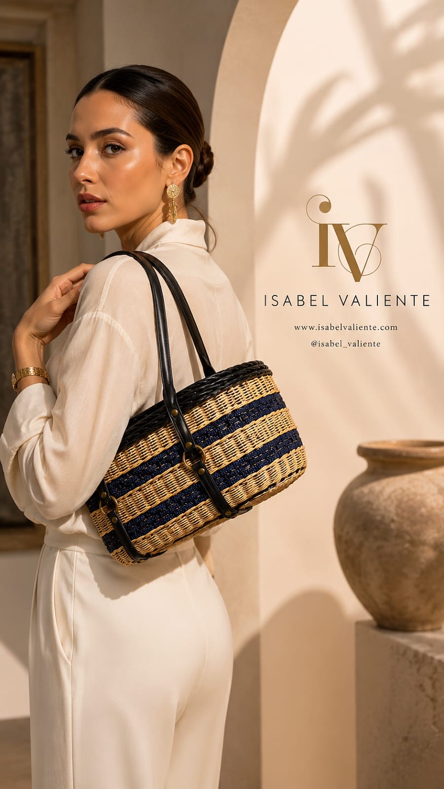 Bolso mimbre negro y azul